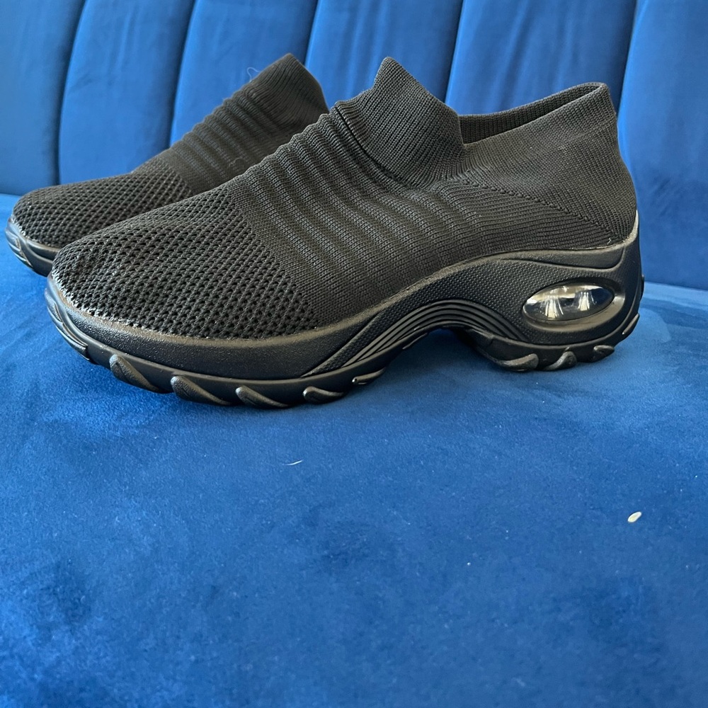 Black tennis shoes